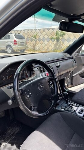 Mercedes E 270-8