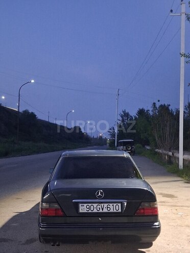 Mercedes 220 E-2