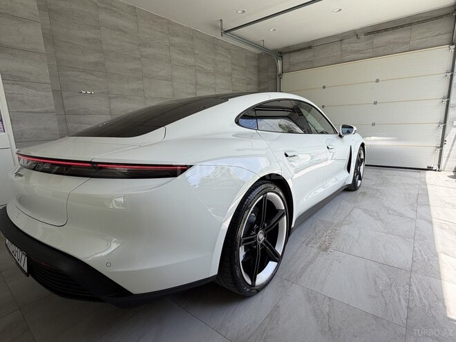 Porsche Taycan-5