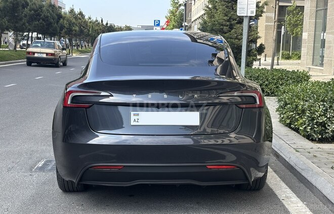Tesla Model 3-6
