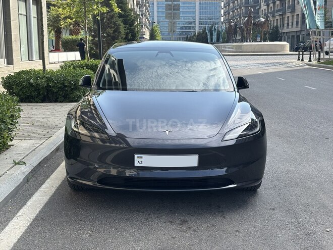 Tesla Model 3-1