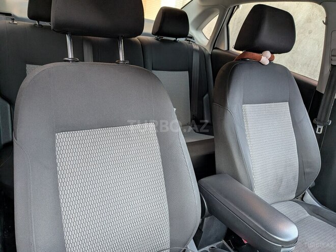 Volkswagen Polo-6