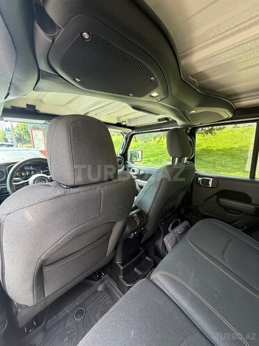 Jeep Wrangler-12