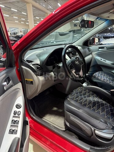 Hyundai Accent-12