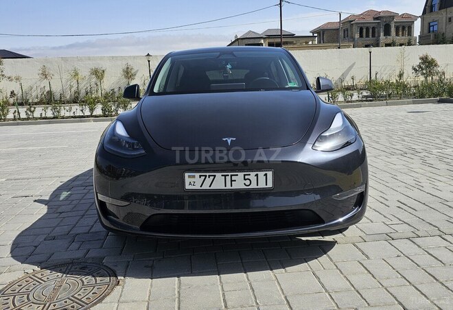 Tesla Model Y-1