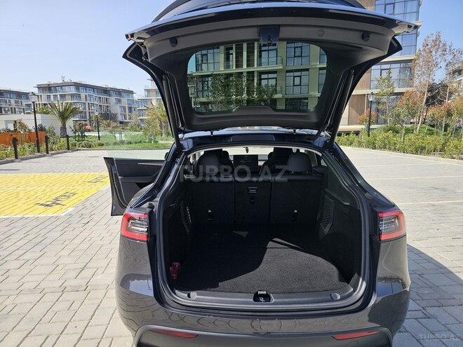 Tesla Model Y-13