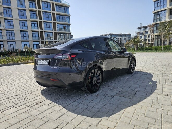 Tesla Model Y-8