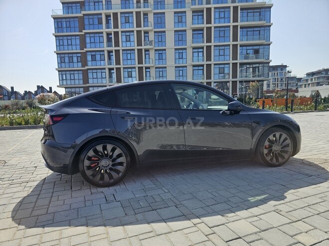 Tesla Model Y-9