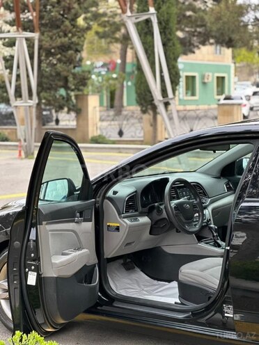 Hyundai Elantra-12