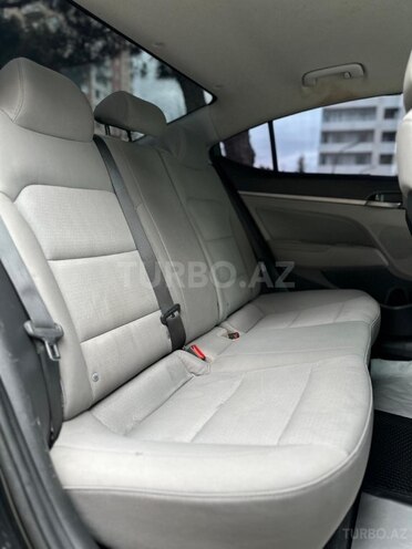 Hyundai Elantra-17