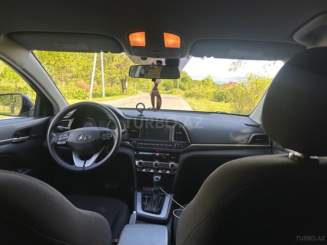 Hyundai Elantra-11