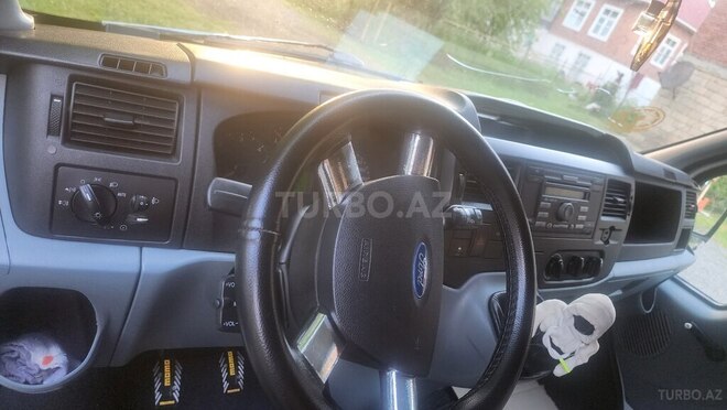 Ford Transit-9