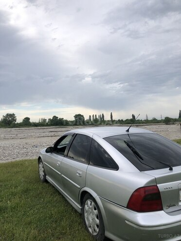 Opel Vectra-4