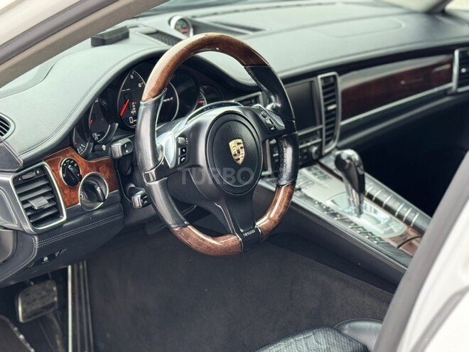 Porsche Panamera-12