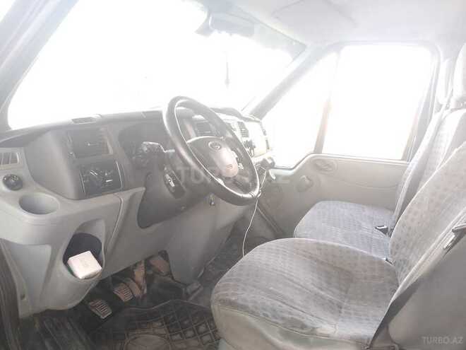Ford Transit-13