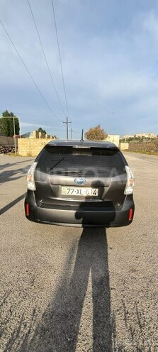 Toyota Prius V-2