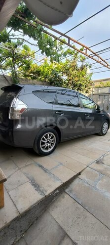 Toyota Prius V-3