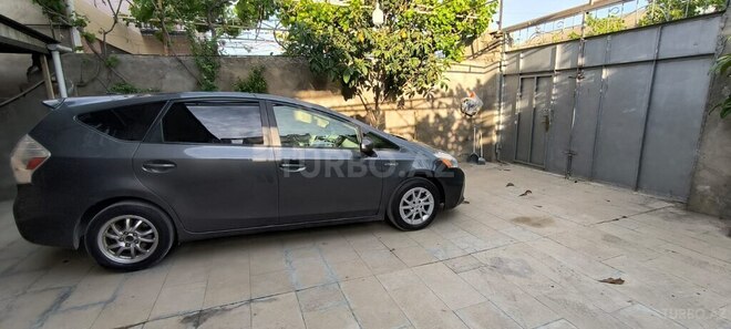Toyota Prius V-5