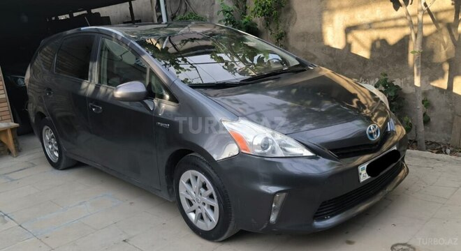 Toyota Prius V-7