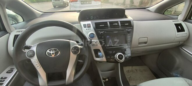 Toyota Prius V-10
