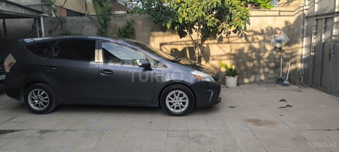 Toyota Prius V-8