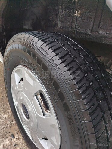 Ford Transit-17