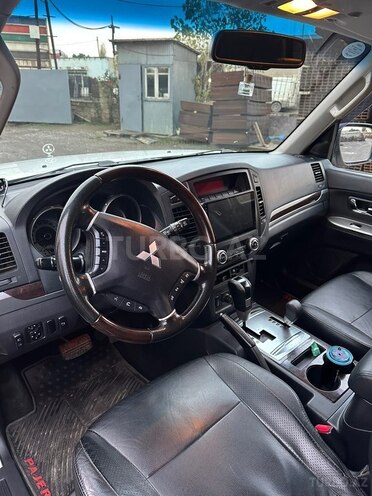 Mitsubishi Pajero-4