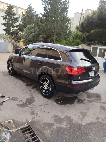 Audi Q7-4