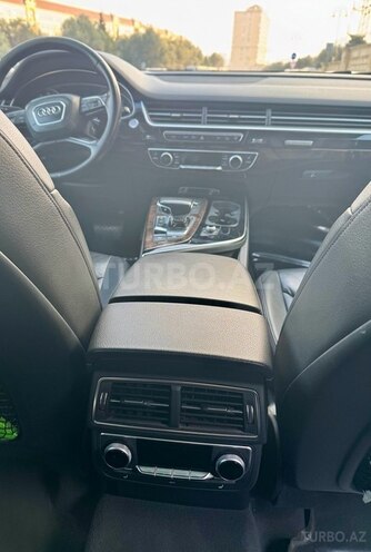 Audi Q7-6