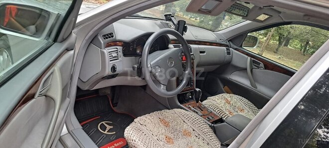 Mercedes E 270-12