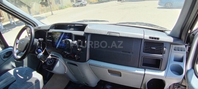 Ford Transit-13