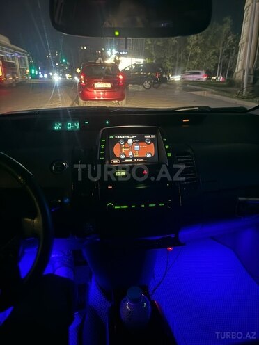 Toyota Prius-12