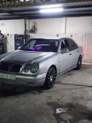 Mercedes E 240-2