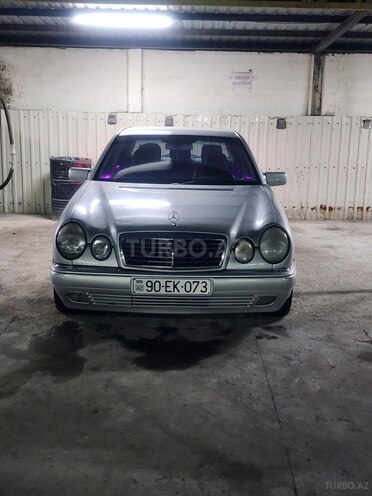 Mercedes E 240-1