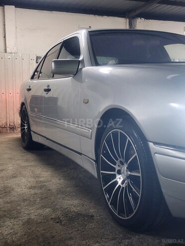 Mercedes E 240-10