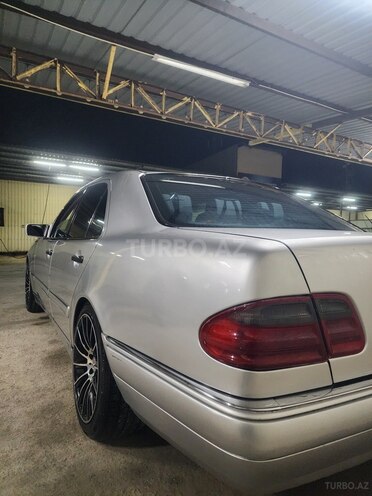 Mercedes E 240-11