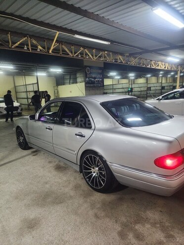 Mercedes E 240-4