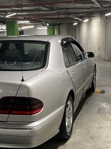 Mercedes E 220-11