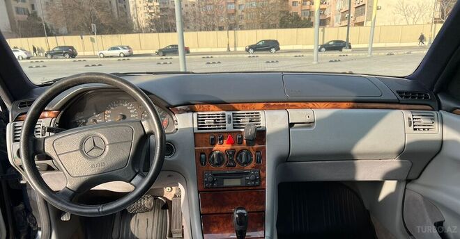 Mercedes E 240-8