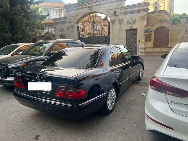 Mercedes E 240-4