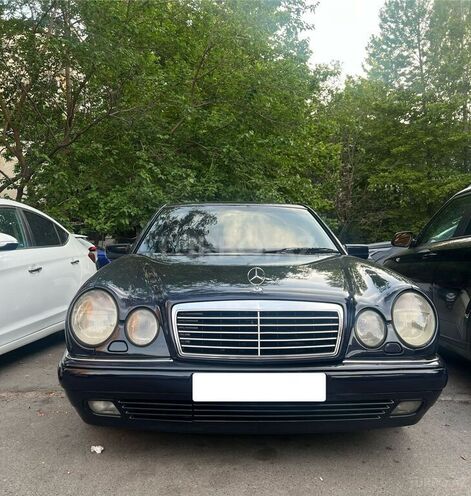 Mercedes E 240-1