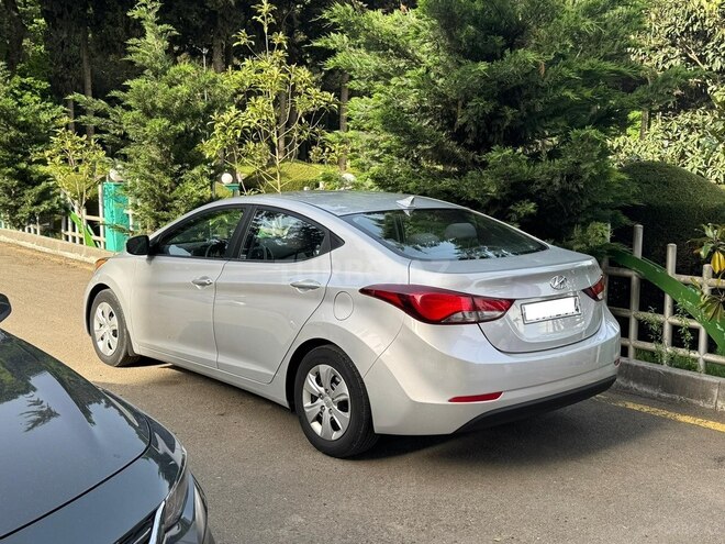 Hyundai Elantra-4