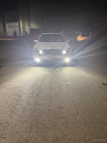 Mercedes E 240-1
