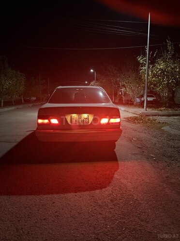 Mercedes E 240-4