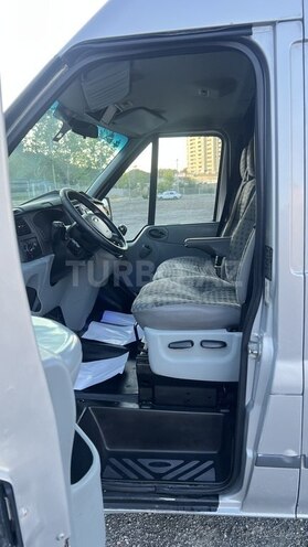 Ford Transit-13