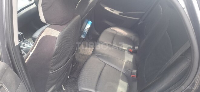 Hyundai Accent-7