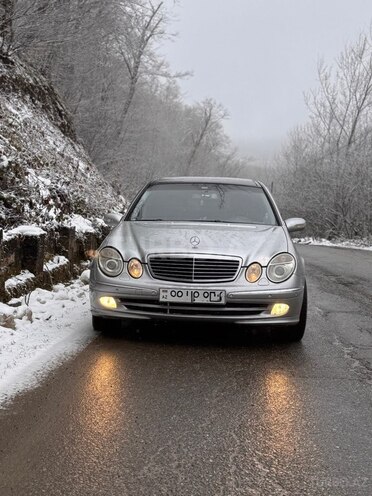Mercedes E 270-1