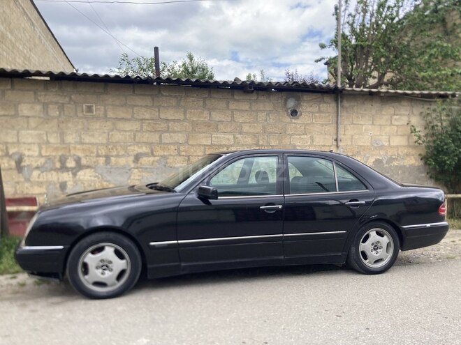 Mercedes E 240-4