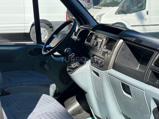 Ford Transit-10