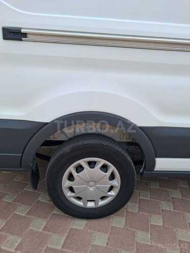 Ford Transit-13